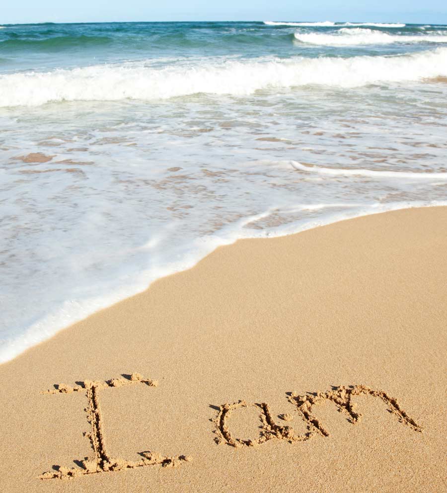 "I am" in den Sand geschrieben: Coaching für Frauen Ü40, die sich wiederfinden wollen