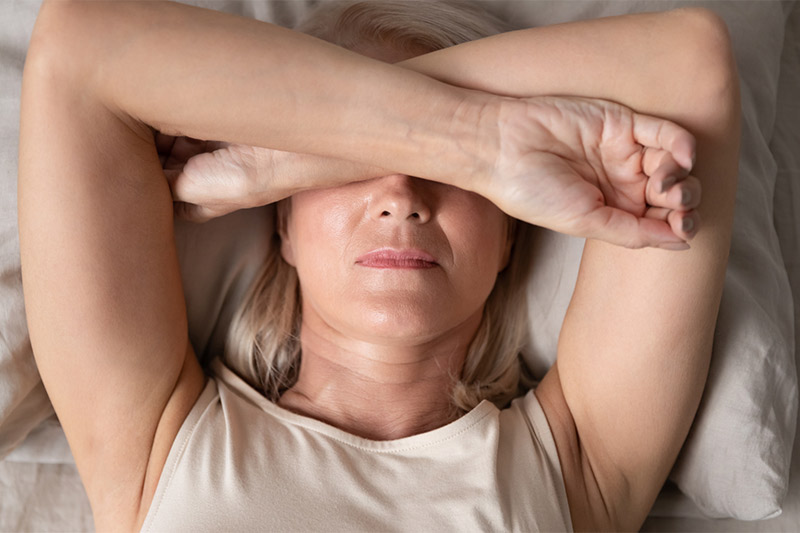 Erschöpfte und müde Frau über 40